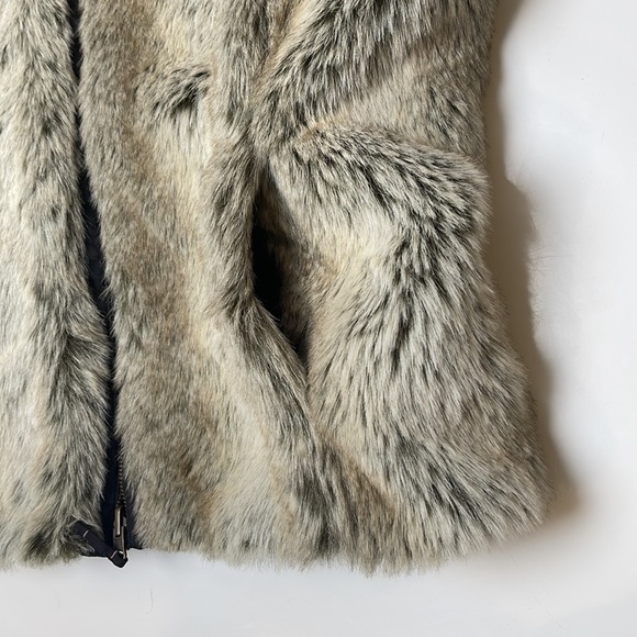 Esprit Black Flurry Reversible Vest - Picture 5 of 9